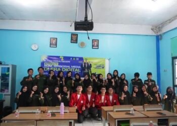 Mahasiswa Broadcasting Universitas Mercu Buana Jakarta Ajak Pelajar Lebih Bijak Menggunakan Media Sosial Melalui Kegiatan Kuliah Peduli Negeri Dengan Tema "Think Before You Post" 46 Foto bersama mahasiswa KPN dan siswa SMK An-Nurmaniyah Tangerang usai seminar literasi digital “Bijak Bersosial Media di Era Digital” (Sumber: Dokumentasi Pribadi)
