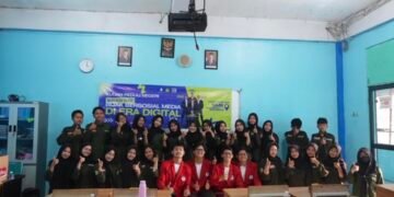 Foto bersama mahasiswa KPN dan siswa SMK An-Nurmaniyah Tangerang usai seminar literasi digital “Bijak Bersosial Media di Era Digital” (Sumber: Dokumentasi Pribadi)