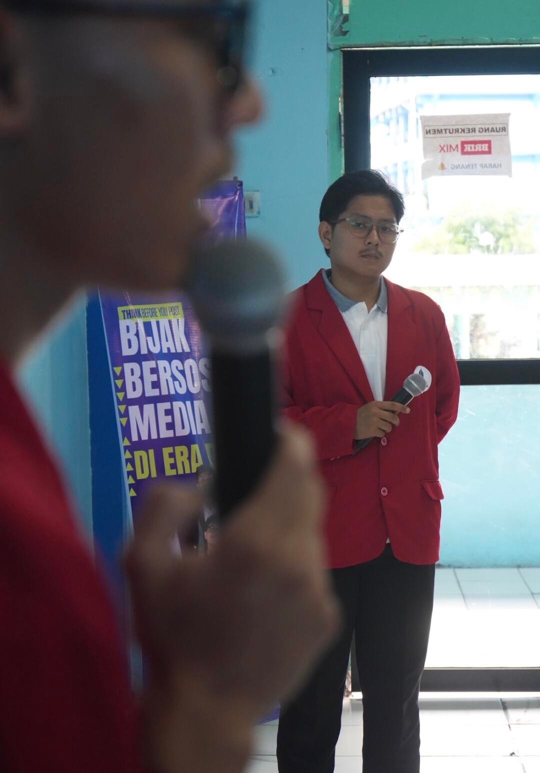 Mahasiswa KPN memaparkan materi literasi digital kepada siswa SMK An-Nurmaniyah Tangerang (Sumber: Dokumentasi Pribadi)