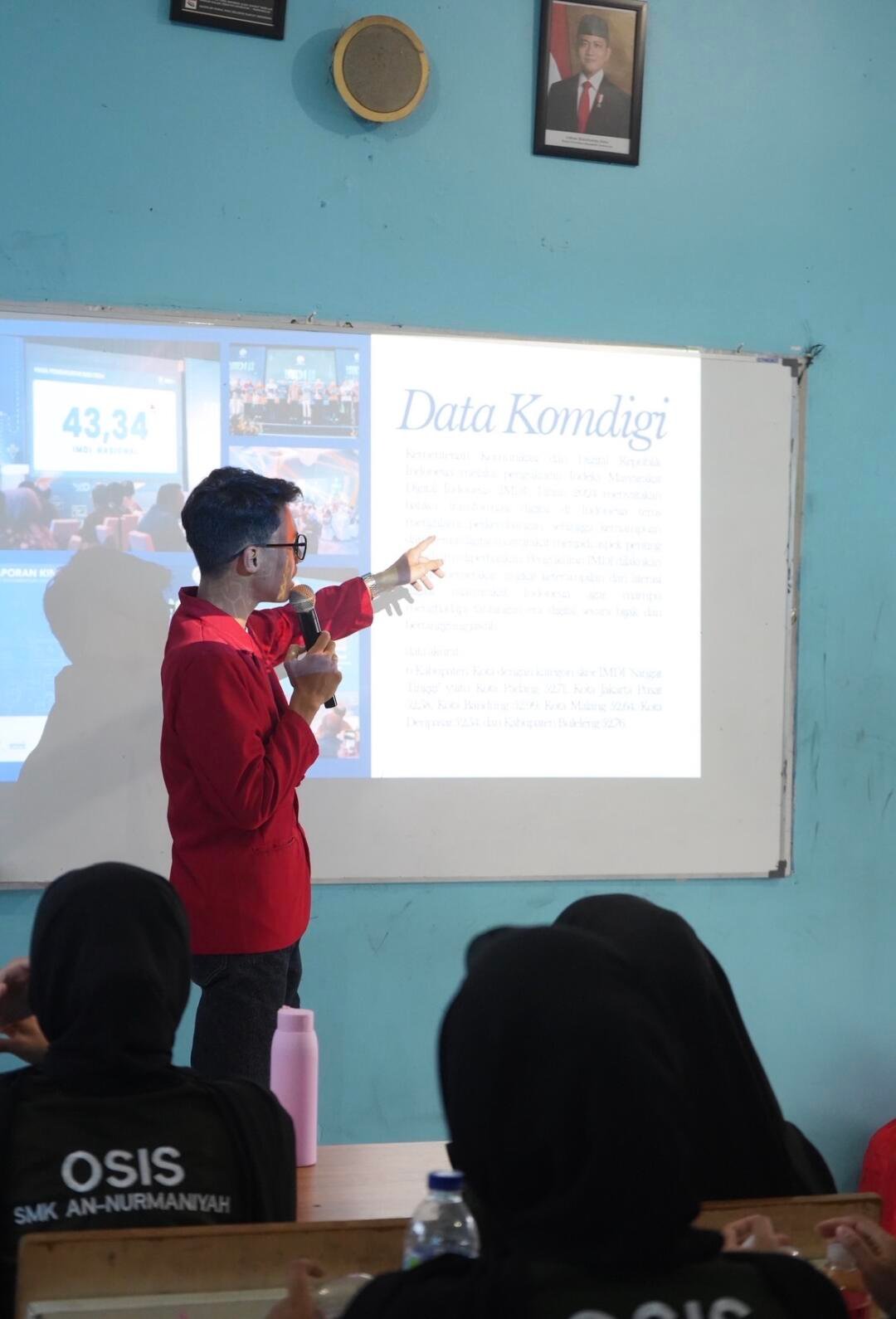 Suasana pemaparan materi seminar “Bijak Bersosial Media di Era Digital” di SMK An-Nurmaniyah Tangerang (Sumber: Dokumentasi Pribadi)