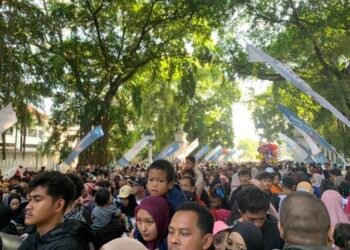 Warga memadati Alun-Alun Utara - Antusiasme Warga untuk Menyaksikan Festival Balon Udara (Sumber: Dokumentasi Pribadi/Aqila Mufida N)