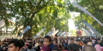 Warga memadati Alun-Alun Utara - Antusiasme Warga untuk Menyaksikan Festival Balon Udara (Sumber: Dokumentasi Pribadi/Aqila Mufida N)