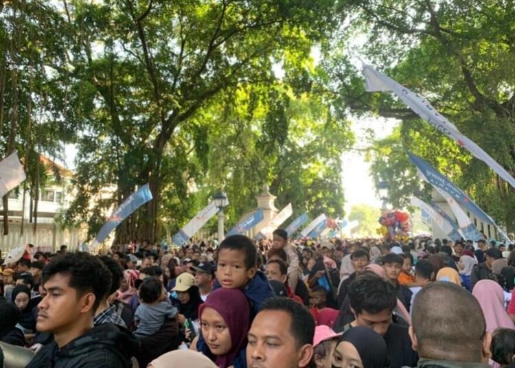 Warga memadati Alun-Alun Utara - Antusiasme Warga untuk Menyaksikan Festival Balon Udara (Sumber: Dokumentasi Pribadi/Aqila Mufida N)