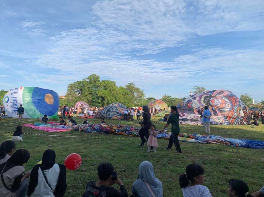 Balon Udara Gagal Terbang - Balon udara yang terhalang cuaca sehingga tidak bisa terbang sesuai ekspektasi (Sumber: dokumentasi pribadi/Aqila Mufida N)
