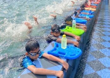 Mahasiswa PJKR UIBU Laksanakan PMBP melalui Pengajaran Teknik Dasar Renang dan Pelatihan Water Safety di Mandiri Swimming Club 46 Atlet Mandiri SC mengikuti kegiatan pengajaran teknik dasar renang (Sumber: Dokumentasi Pribadi)