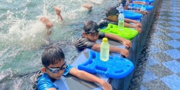 Mahasiswa PJKR UIBU Laksanakan PMBP melalui Pengajaran Teknik Dasar Renang dan Pelatihan Water Safety di Mandiri Swimming Club 56 Atlet Mandiri SC mengikuti kegiatan pengajaran teknik dasar renang (Sumber: Dokumentasi Pribadi)