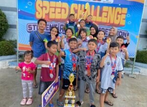 Atlet Mandiri SC berfoto bersama setelahEvent Fun Swimming yang didampingi oleh Mahasiswa PMBP