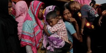 Krisis Myanmar memicu trauma sosial akibat penculikan pemuda Rohingya sebagai tameng ranjau dan serangan udara masif yang meneror serta menewaskan ratusan warga sipil. Junta juga sengaja mengadu domba sentimen agama antara Rohingya Muslim dan Rakhine Buddha demi memecah solidaritas gerakan perlawanan.