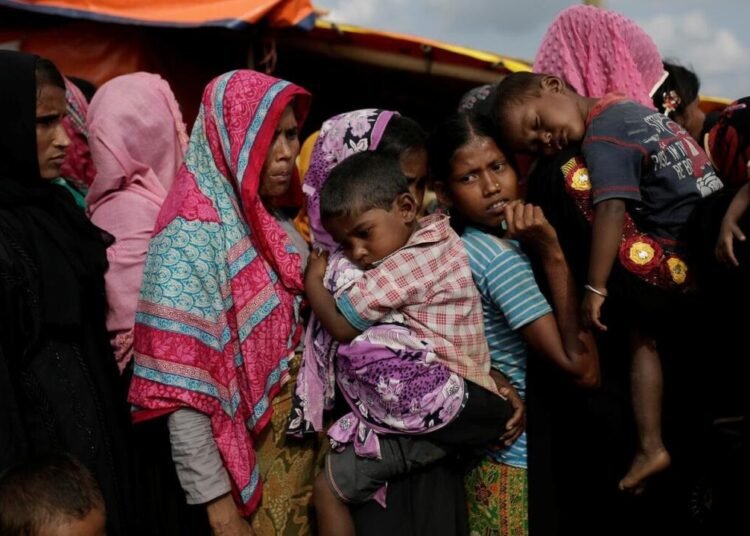 Krisis Myanmar memicu trauma sosial akibat penculikan pemuda Rohingya sebagai tameng ranjau dan serangan udara masif yang meneror serta menewaskan ratusan warga sipil. Junta juga sengaja mengadu domba sentimen agama antara Rohingya Muslim dan Rakhine Buddha demi memecah solidaritas gerakan perlawanan.