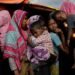 Krisis Myanmar memicu trauma sosial akibat penculikan pemuda Rohingya sebagai tameng ranjau dan serangan udara masif yang meneror serta menewaskan ratusan warga sipil. Junta juga sengaja mengadu domba sentimen agama antara Rohingya Muslim dan Rakhine Buddha demi memecah solidaritas gerakan perlawanan.
