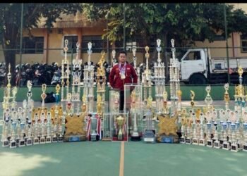 Dokumentasi foto Ringgo Ari Wijaksono di tengah banyak Piala (Sumber: Dock pribadi/Ringgo Ari Wijaksono)