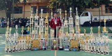 Dokumentasi foto Ringgo Ari Wijaksono di tengah banyak Piala (Sumber: Dock pribadi/Ringgo Ari Wijaksono)