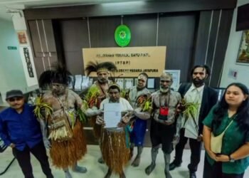 Gambar: Masyarakat Adat Malind mendaftarkan gugatan ke Pengadilan Tata Usaha Negara Jayapura.(Sumber: dock Kamila Ramadhani Toyyibatun Nisa)