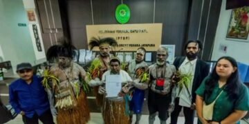 Gambar: Masyarakat Adat Malind mendaftarkan gugatan ke Pengadilan Tata Usaha Negara Jayapura.(Sumber: dock Kamila Ramadhani Toyyibatun Nisa)