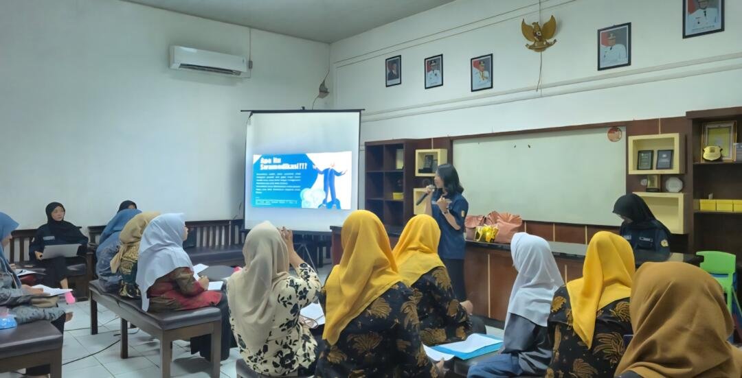 Penyampaian materi swamedikasi kepada warga Desa Bangle (Sumber: Dokumentasi pribadi)