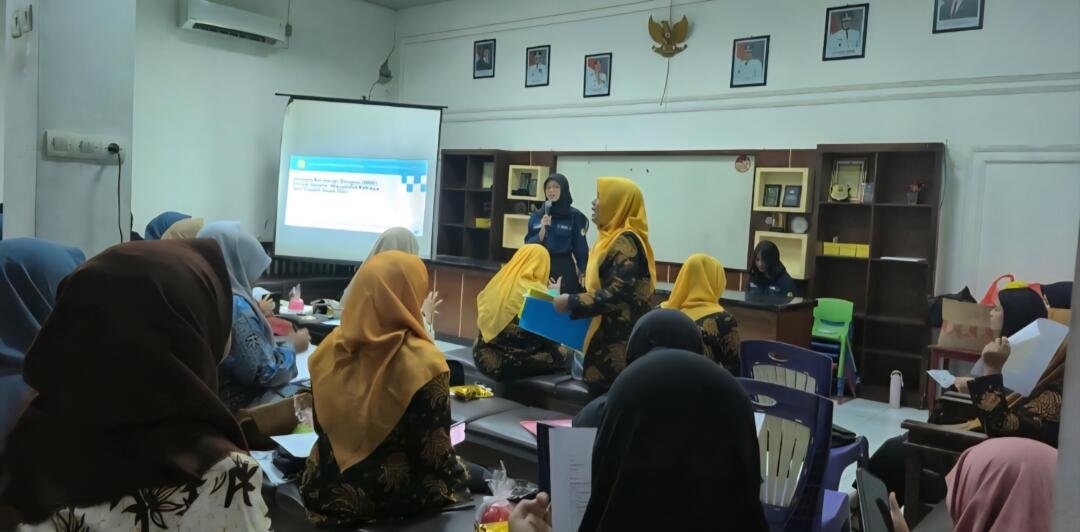 Penyampaian materi DBD kepada peserta penyuluhan (Sumber: Dokumentasi Pribadi)