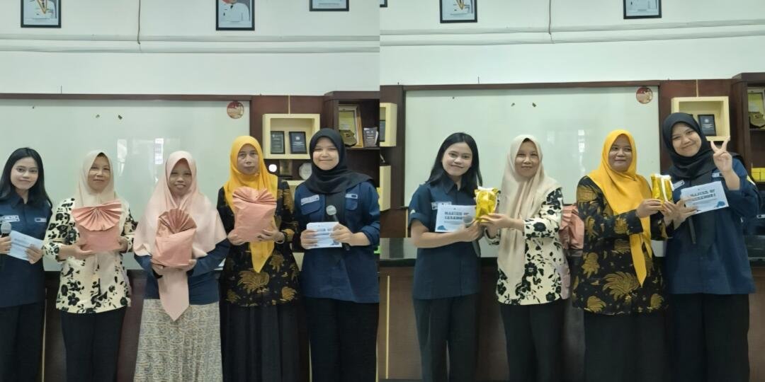 Penyerahan doorprize kepada peserta melalui undian serta apresiasi kepada pemenang ice breaking dalam kegiatan penyuluhan kesehatan di Desa Bangle (Sumber: Dokumentasi Pribadi)