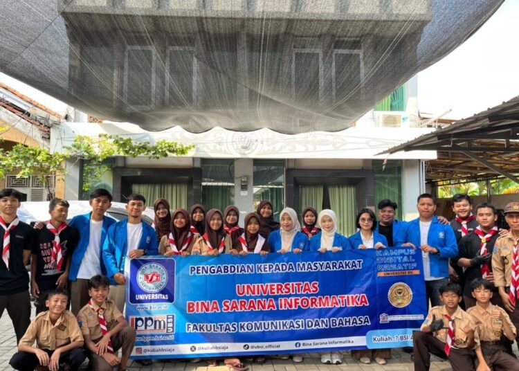 Dokumentasi Mahasiswa Program Studi Ilmu Komunikasi Universitas Bina Sarana Informatika melakukan gerakan penanaman pohon di Masjid Baiturrohiim, Kelurahan Panunggangan Utara, Kecamatan Pinang, Kota Tangerang (Sumber: Dokumentasi Pribadi)