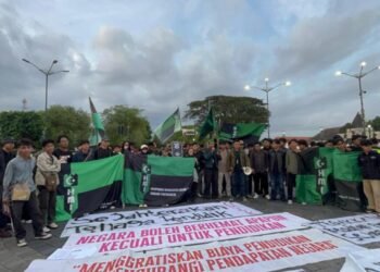 Massa aksi HMI Cabang Yogyakarta membacakan tuntutan saat menggelar aksi damai memperingati Hari Pendidikan Nasional di kawasan Titik Nol Kilometer Yogyakarta, Sabtu (2/5/2026).