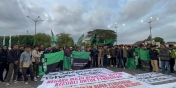 Massa aksi HMI Cabang Yogyakarta membacakan tuntutan saat menggelar aksi damai memperingati Hari Pendidikan Nasional di kawasan Titik Nol Kilometer Yogyakarta, Sabtu (2/5/2026).