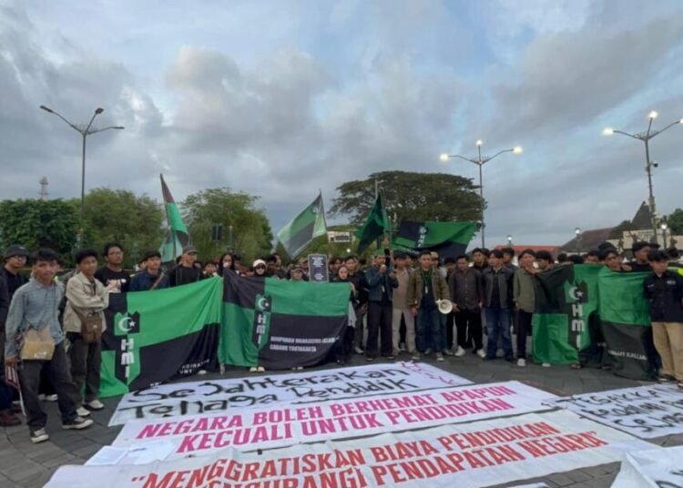 Massa aksi HMI Cabang Yogyakarta membacakan tuntutan saat menggelar aksi damai memperingati Hari Pendidikan Nasional di kawasan Titik Nol Kilometer Yogyakarta, Sabtu (2/5/2026).