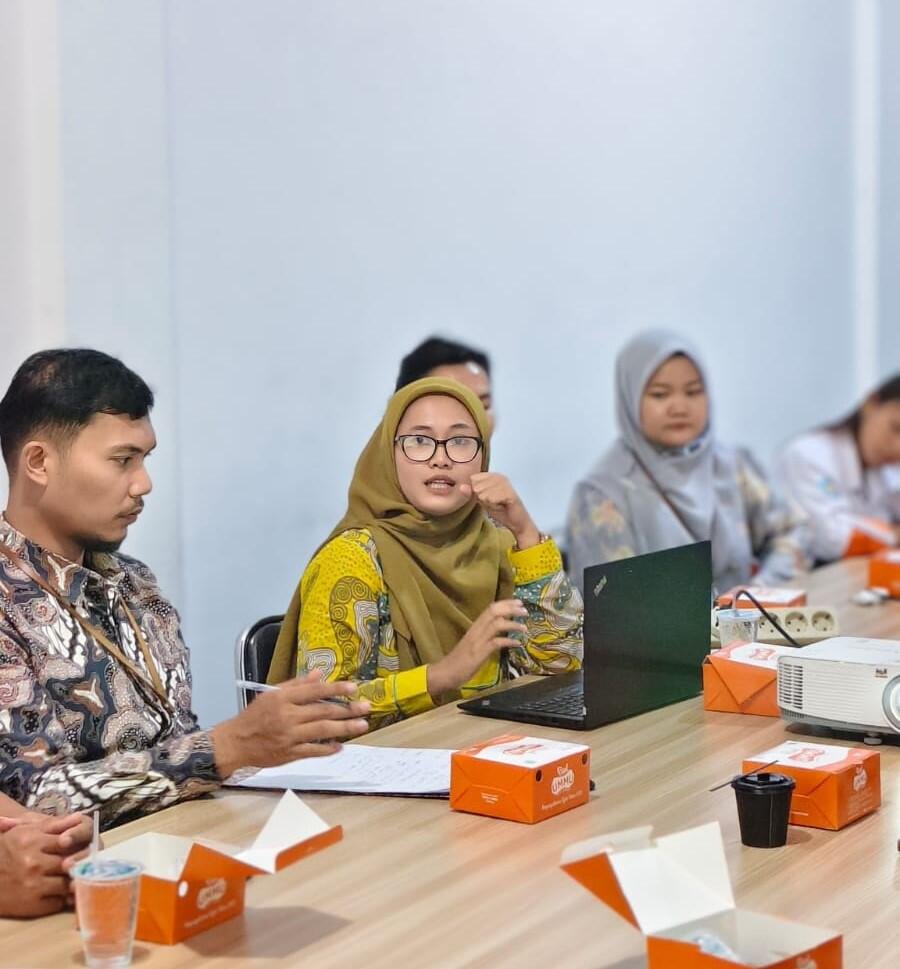 Yupi Sasmita Dewi, M.Si saat menyampaikan materi mengenai penguatan partisipasi masyarakat dalam pengawasan pemilu dari perspektif kebijakan publik di Kantor Badan Pengawas Pemilihan Umum Kota Medan.