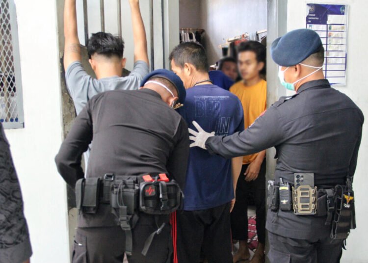 Lapas Bengkulu, Razia Lapas, Tes Urine, Pemasyarakatan Bersih, Narkoba, HP Ilegal, Warga Binaan, Petugas Lapas, BNN Bengkulu, Keamanan Lapas