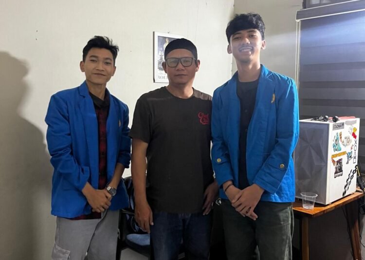 kami bersama bapak ari , beliau salah satu pengelola di tempat ini , yang berkontribusi membantu kerja praktek di tempat my teppanyaki by raffi ahmad