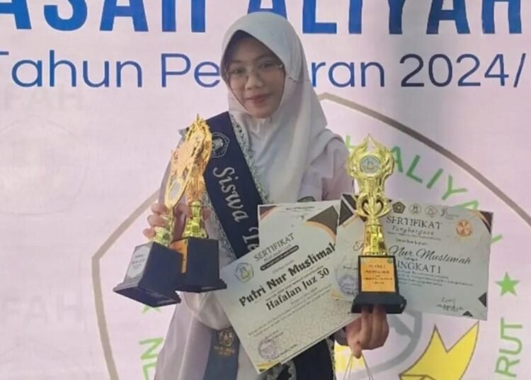 Sosok Putri Nur Muslimah Ketua OSIS MA Nurul Falah Kota Cimahi yang Sukses Mengharumkan Nama Jawa Barat Melalui Prestasi Akademik dan Keagamaan 48 WhatsApp Image 2026 05 20 at 11.41.15