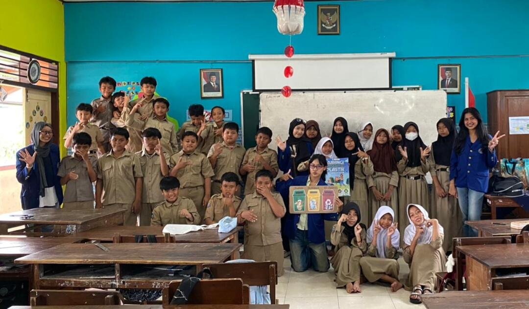 Mahasiswa Pariwisata UNY Gelar Edukasi Pengurangan Sampah Plastik untuk Dukung SDGs 12 dan 4 di SDN Sinduadi Timur 50 WhatsApp Image 2026 05 24 at 10.50.30