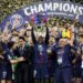Mimpi Buruk di Budapest: Arsenal Gagal Ukir Sejarah, Dominasi Inggris di Eropa Terhenti 52 Skuad PSG beserta staff melakukan selebrasi mengangkat trofi UCL di atas podium (Sumber: Instagram/Ousmane Dembele)