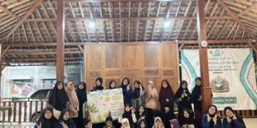 Mahasiswa PGSD UNY Kenalkan SDGs 10 dan 16 tentang Perdamaian dan Kesetaraan kepada Santri Omah Ngaji Jogja melalui “Peace and Equality Board” 56 Mahasiswa PGSD UNY Kenalkan SDGs 10 dan 16 tentang Perdamaian dan Kesetaraan kepada Santri Omah Ngaji Jogja melalui "Peace and Equality Board" (Sumber: Dokumentasi Pribadi)