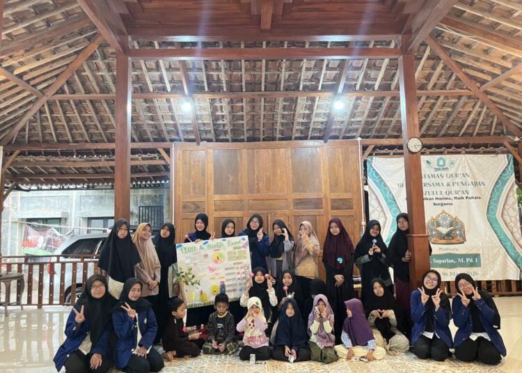 Mahasiswa PGSD UNY Kenalkan SDGs 10 dan 16 tentang Perdamaian dan Kesetaraan kepada Santri Omah Ngaji Jogja melalui "Peace and Equality Board" (Sumber: Dokumentasi Pribadi)