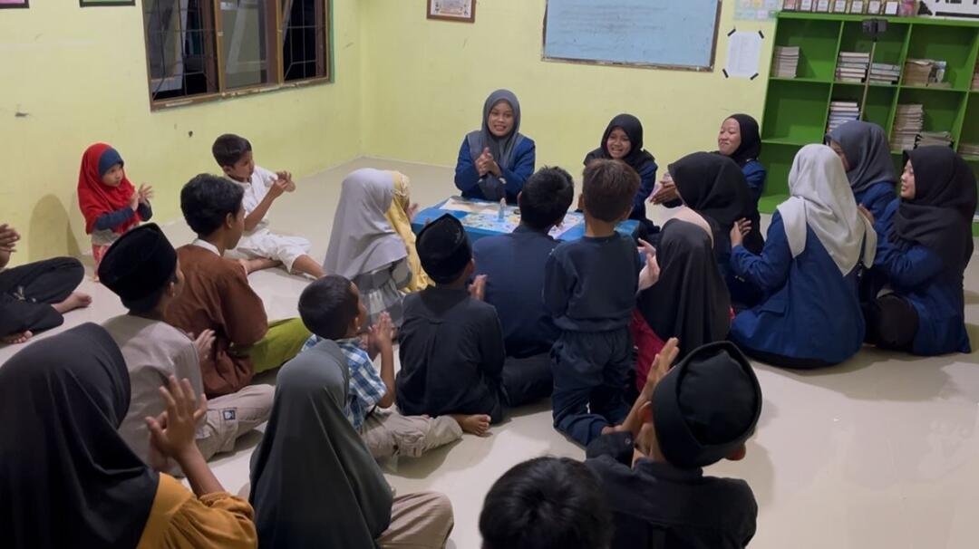 Melalui Permainan “Langkah Setara”, Mahasiswa PGSD UNY Tanamkan Nilai SDGs 3, 4, dan 5 kepada Santri TPA Al-Muttaqien Plotengan 48 Pelaksanaan permainan edukasi rekreatif "Langkah Setara" bersama santri TPA AI-Muttaqien Plotengan (Sumber: Dokumentasi Pribadi)