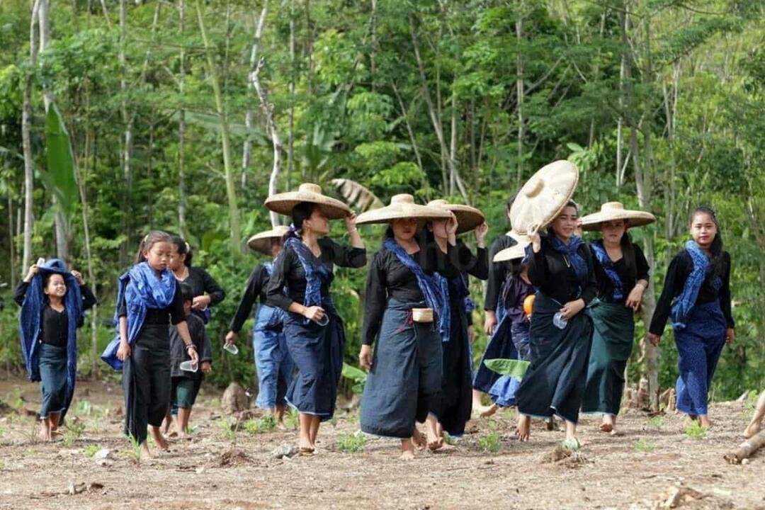Dilema Pendidikan Ditengah Kuatnya Tradisi Suku Baduy 47 Foto masyarakat baduy (Sumber: Pinterest)