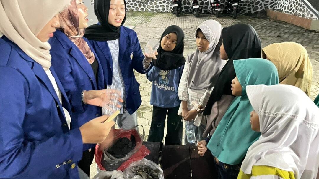 Saring Bersih: Filter Air Manual Ramah Lingkungan oleh mahasiswa PGSD UNY sebagai Upaya Mendukung SDGs 7, 11, dan 12 untuk Masa Depan Berkelanjutan 47 Mahasiswa PGSD UNY Melakukan Pelatihan Filter Air Bersih (Sumber: Dokumentasi Pribadi)