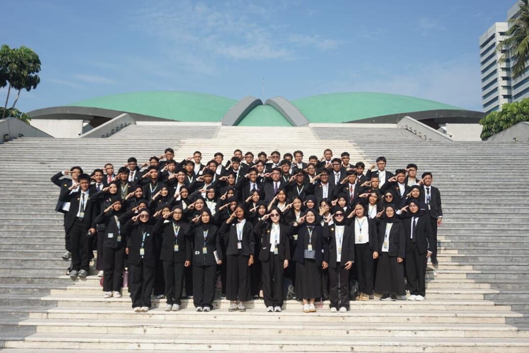 Foto bersama peserta Youth Parliamentary Goes to DPR RI (Sumber: Dokumentasi Panitia Acara)