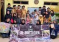 Tim mahasiswa PGSD UNY bersama santri TPA Al-Muttaqien Plotengan dalam kegiatan implementasi SDGs 3, SDGs 4, dan SDGs 5 (Sumber: Dokumentasi Pribadi)