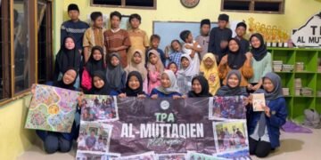 Tim mahasiswa PGSD UNY bersama santri TPA Al-Muttaqien Plotengan dalam kegiatan implementasi SDGs 3, SDGs 4, dan SDGs 5 (Sumber: Dokumentasi Pribadi)