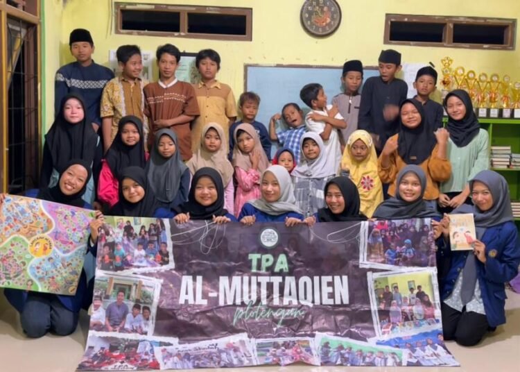 Melalui Permainan “Langkah Setara”, Mahasiswa PGSD UNY Tanamkan Nilai SDGs 3, 4, dan 5 kepada Santri TPA Al-Muttaqien Plotengan 46 Tim mahasiswa PGSD UNY bersama santri TPA Al-Muttaqien Plotengan dalam kegiatan implementasi SDGs 3, SDGs 4, dan SDGs 5 (Sumber: Dokumentasi Pribadi)