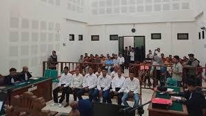 Kasus Masyarakat Adat Sikka (NTT): Konflik Tanah dan Kriminalisasi dalam Adat 46 Suasana persidangan delapan warga masyarakat adat Sikka terkait konflik tanah adat di Kabupaten Sikka, Nusa Tenggara Timur. Sumber: Amnesty International Indonesia.