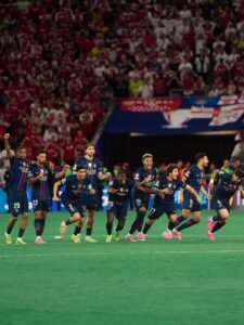 Mimpi Buruk di Budapest: Arsenal Gagal Ukir Sejarah, Dominasi Inggris di Eropa Terhenti 48 Pemain Skuad PSG berlari untuk merayakan kemenangan setelah menang adu pinalti (Sumber: Instagram/PSG Official)
