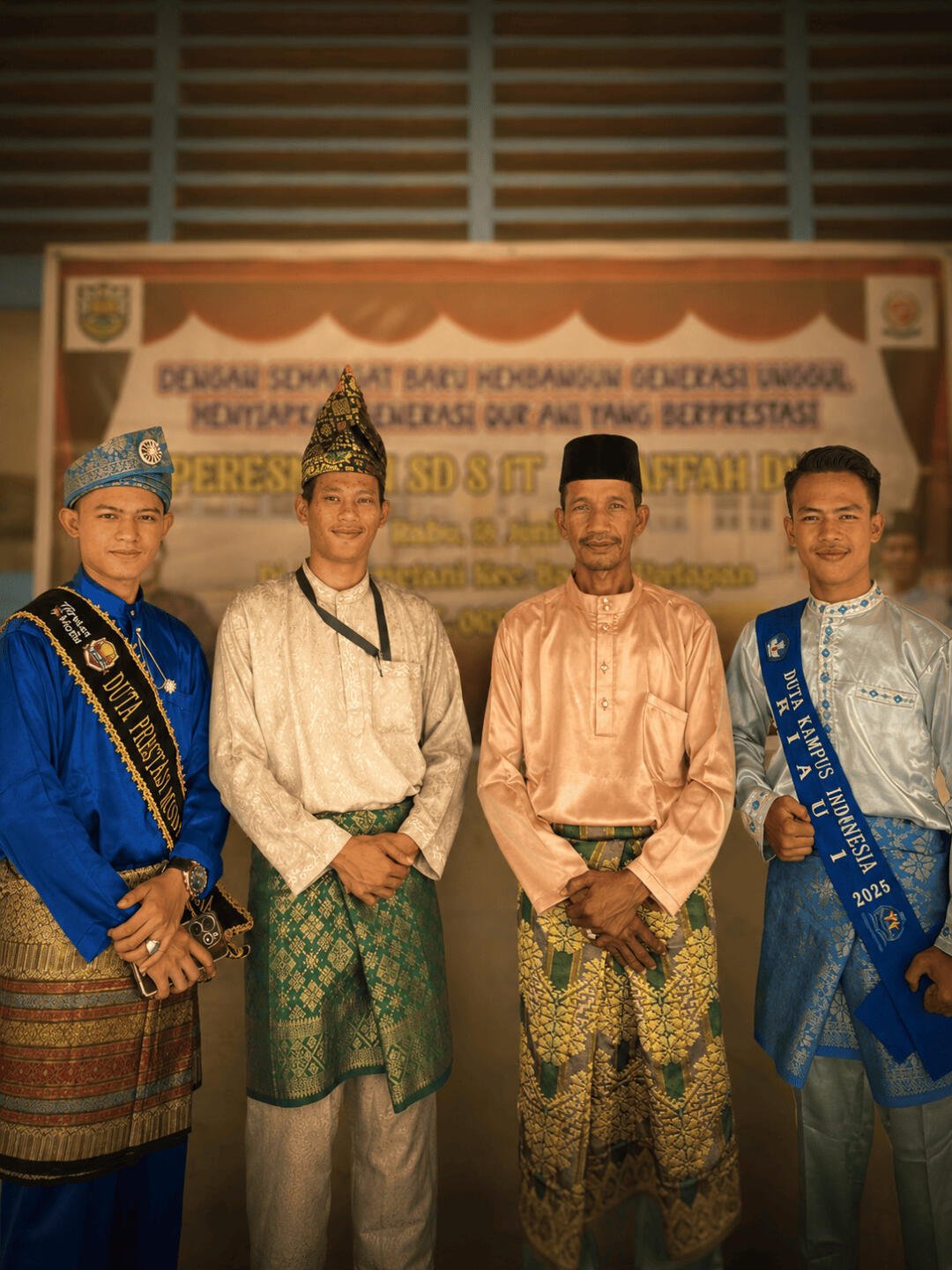 Potret M Imam Muddin bersama tokoh masyarakat dalam balutan pakaian adat Melayu-Minangkabau pada kegiatan budaya dan kepemudaan.