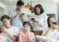 Kita Sibuk Scroll, tapi Lupa Cara Bicara 50 scroll