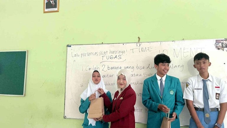 Dokumentasi Pembagian Hadiah Kelompok Terbaik