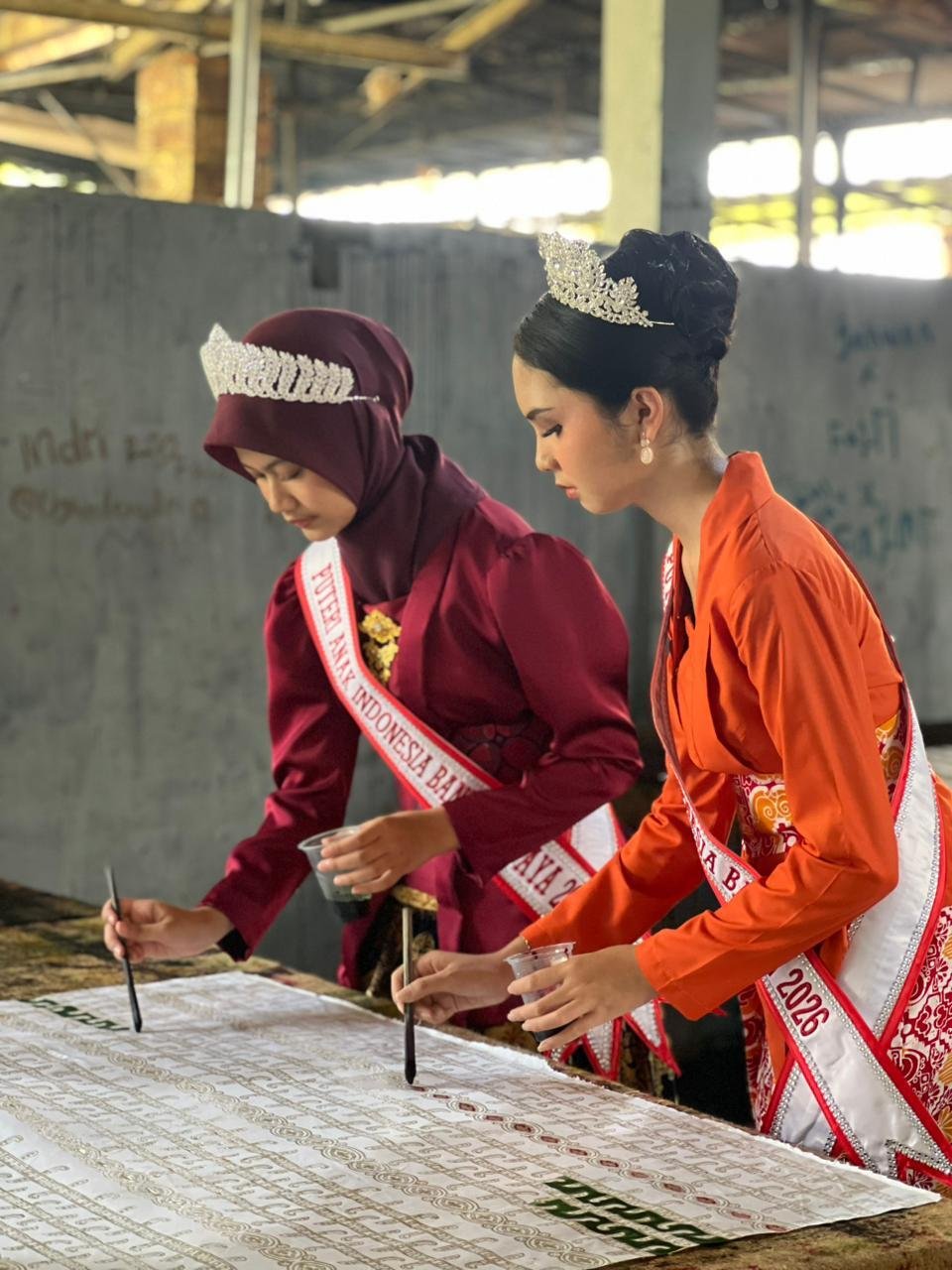 Menginspirasi Gen Z, Puteri Anak Indonesia Banten 2026 Belajar Membatik di Batik Mukarnas 49 Mikhayla Dittara Assyifa Anwar - Puteri Anak Indonesia Banten 2026 dan Hiranindya Heryunanisita Ichwan - Puteri Anak Indonesia Banten Budaya 2026