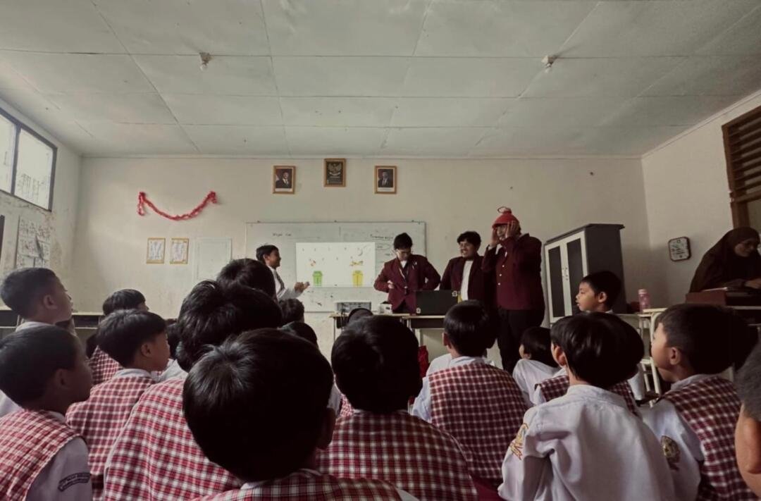Kegiatan pembelajaran materi tentang berapa pentingnya daur ulang sampah (Sumber: Dokumentasi Pribadi)