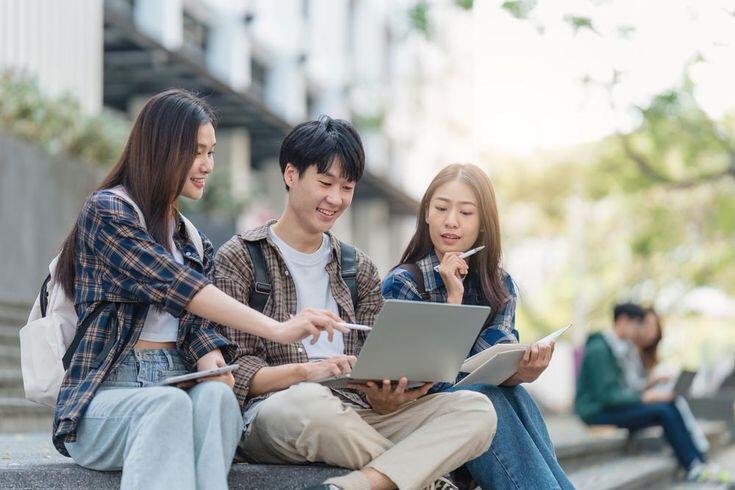 Hubungan Penggunaan Media Sosial Dengan Kebiasaan Prokrastinasi Akademik Mahasiswa 46 Beautiful young Asian woman college student with friends at outdoors. College student working on the college campus