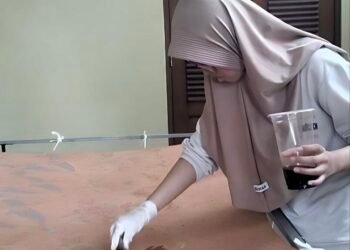 Program Magang MBKM: Mahasiswa Desain Mode UNS Menjalani Pengalaman Magang di Home Industry Batik Maulana DN, Sukoharjo 46 Foto Nabila Ashyeela Setiawan saat sedang membuat batik (Sumber: Dokumentasi Pribadi)