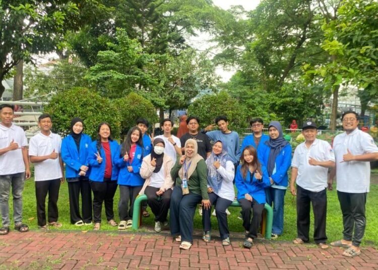 Seluruh tim pengabdian masyarakat UBSI bersama pengelola RPTRA Akasia.